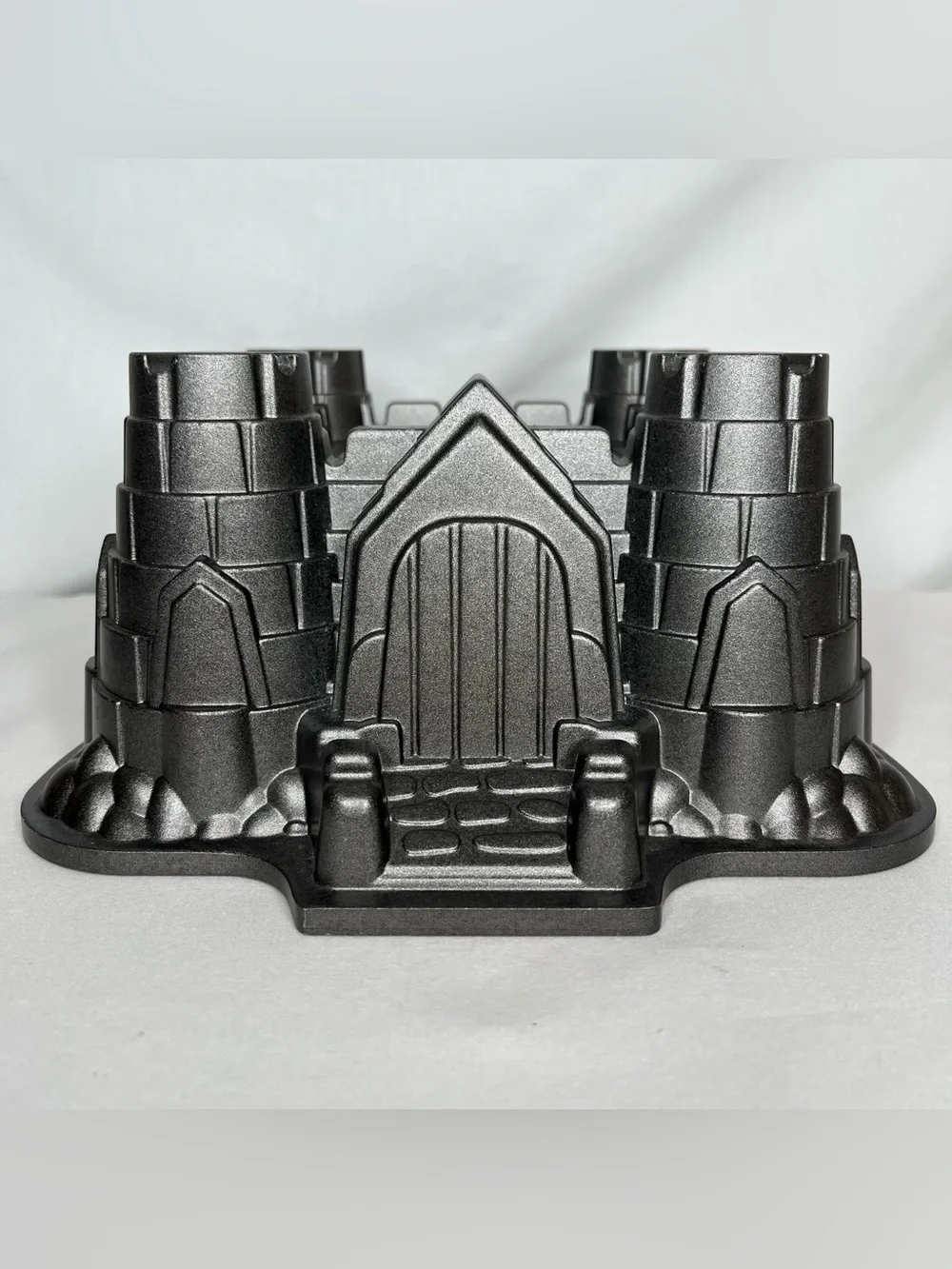 Nordic Ware Castle Shaped Bundt Pan. 10 Cup
